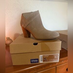 UGG Women's Ankle Boots in Taupe Koolabura Women’s 9.5